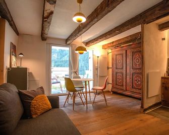 Enjoy the charm of the hundreds of years old farmhouse. - Brusio - Sala de estar