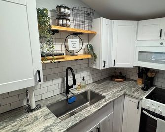 Contemporary Countryside Home, Minutes to Concord - Loudon - Kitchen