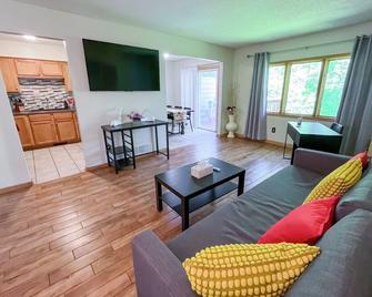Maple Grove Retreat Haven - Maple Grove - Living room