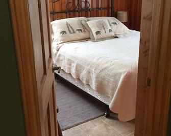 Cozy cabin in the Irish Hills, lake access - Brooklyn - Bedroom