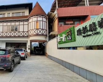 On One Side - Lugu Township - Gebäude