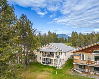Wide Open Spaces | Hot Tub | Springs Golf Course - Radium Hot Springs - Building