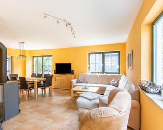 Apartment with terrace and garden - Eisfeld - Wohnzimmer