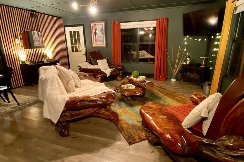 The Driftwood - Hot-Tub + Secluded + Riverfront