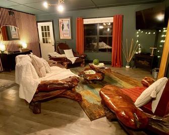 Driftwood -Riverfront & Private, hot-tub + WiFi - Imboden - Salon
