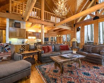 Snowdrift Cabin by AvantStay Breathtaking Home w Prime Ski Access - Mountain Village - Living room