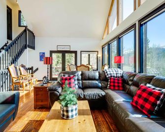 Roomy Alma Cabin w/ Pool Table: Ski, Hike, & Fish! - Alma - Living room
