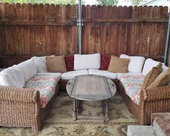 Cozy Cabin Feel In Midtown Reno - Reno - Living room