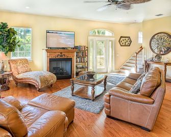 FREE Golf cart and bicycles, 5 star reviews, beautiful home perfect location. - Captiva - Living room