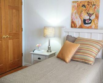 Private Main Level Of This Sunny House Near The Blue Ridge Parkway, Bedford, Va - Bedford - Habitación
