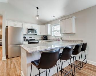 New Construction Duplex near Downtown Lincolnton, NC - Lincolnton - Kitchen
