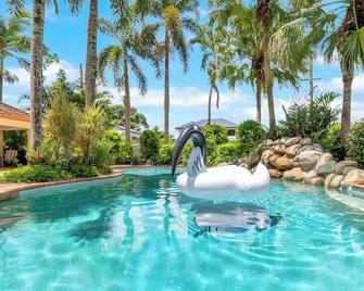 'Bayside Escape' A Short Stroll from the Esplanade - Cairns North - Pool