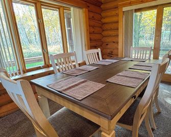 Quiet 2 Bedroom Country Home - Minutes from Marshfield - Marshfield - Jídelna