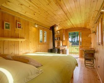 Les Jardins De Coët-Kra - La Roulotte Permaculture - Plaudren - Bedroom
