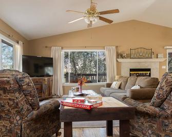 Lazy Squirrel - Cozy Family House with Full Game Room - Kernville - Living room