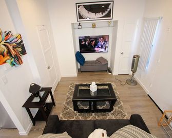 L@@k 2 Minute Walk To The Beach And The Party Street Called 2nd Street! - לונג ביץ' - סלון