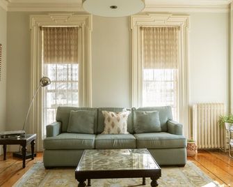 Lovely North Fork Sea Captain's Home - East Marion - Living room