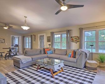 Single-Story Home in Fairborn w/ Yard & Patio! - Fairborn - Wohnzimmer