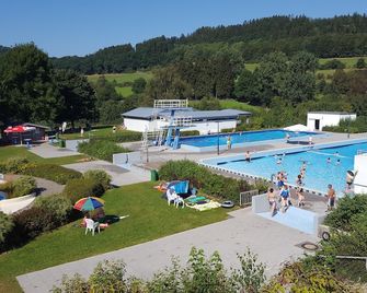 جاست هوف براون - شمولينبرغ - حوض السباحة