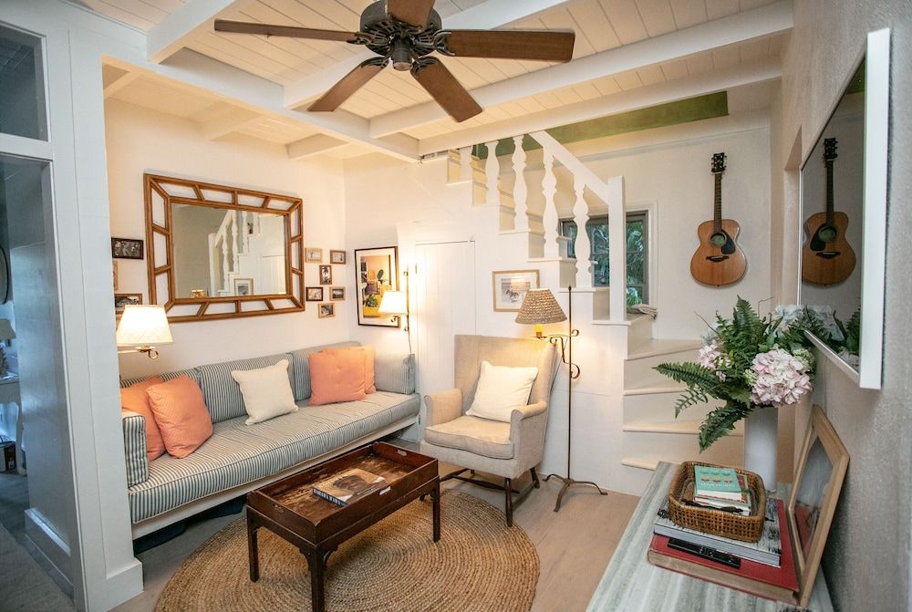 Salt Box: an Enchanting Historical Property with a Pool - Dunmore Town - غرفة معيشة