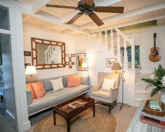 Salt Box: an Enchanting Historical Property with a Pool - Dunmore Town - Salon