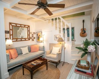 Salt Box: an Enchanting Historical Property with a Pool - Dunmore Town - غرفة معيشة