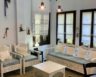 Villa Valia: Traditional Luxurious Residence - Pyrgadikia - ห้องนั่งเล่น