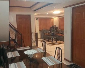 All Yours! Roomy 3-Bed Villa + Chill Pool, Balcony Views & Skydeck Vibes - سيلانج - غرفة طعام