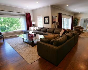 Dream Home! 3 Month Minumum Rental,luxurious, Secluded & Lots Of Room! - Inverness - Living room