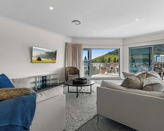 Home Sweet Home - Mt Maunganui Holiday Home - Mount Maunganui - Living room
