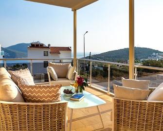 Villa Abriana - Ortaalan, large villa inside and out, good sized pool. - Kalkan - Balcony
