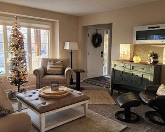 Everchanging Seasons-Hot Tub, Game Haven & Central Retreat - Burnsville - Living room