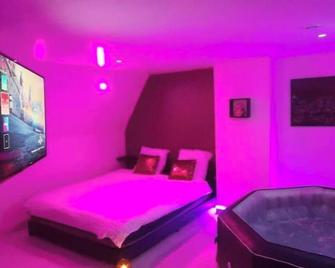 Magnificent suite with jacuzzi - Cendras - Bedroom