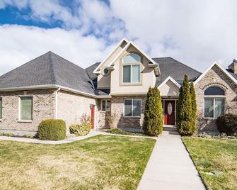 The Pickleball Manor - Highland - Building