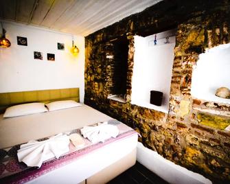 Ayvalik Moda Pansiyon - אייבאליק - חדר שינה