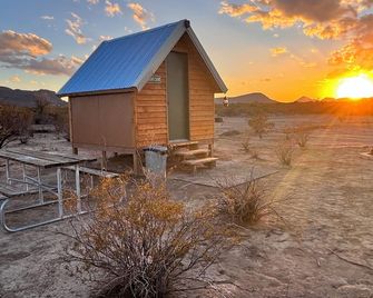 New Build 2 person Bear Cave Cabin close to Big Bend NP & SP - Terlingua