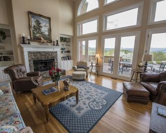 Luxurious Mountain Top Home with Pool Overlooking Breathtaking Panoramic Views! - Dahlonega - Obývací pokoj