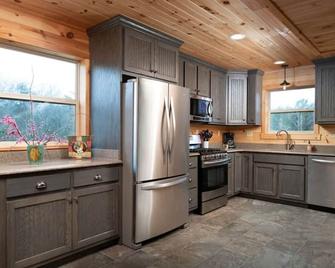 Smoke Rise Barn · Great Lake Front, Large Dock, 4bdrm, Pool Table - Dandridge - Кухня