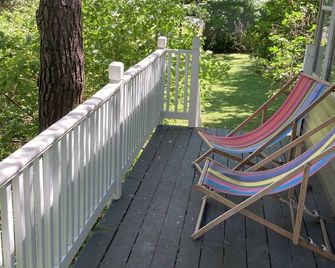 Hudson Riverfront 1830 Farmhouse Cottage W/ Beach, Canoe & Kayaks - Coxsackie - Balcony