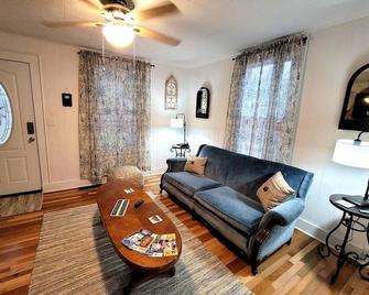 Apple Hill Bungalow, Family And Pet Friendly! - Bristol - Living room