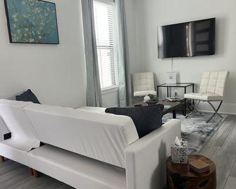 Serenity Pines, one bedroom, one bathroom apartment with full kitchen and garage - Pinehurst - Living room