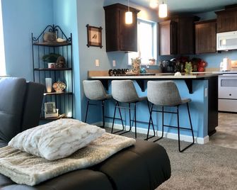 ️️Heart of the Harbor Luxury Penthouse w/VIEWS! Harbor, Marina & peeks of Ocean - Brookings - Kitchen