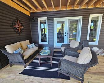 Groom/Lynx lake Retreat Kearney, Ontario. Relax in our walkout ground level apt. - Kearney - Pokój dzienny