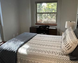 Cedar Cabin on Stilts with 2 decks in the Trees by Lake Lewisville - Lake Dallas - Habitación