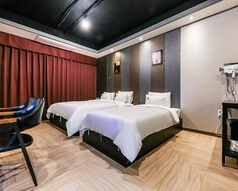 Cheonan K2 Hotel - Cheonan - Habitación