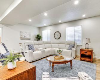 Modern Farmhouse in Herriman with Mountain Views! - Herriman - Living room