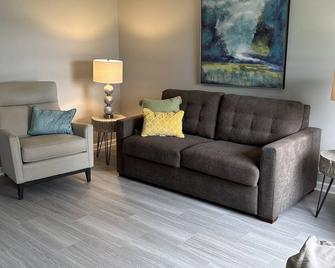 Lake/Beach Getaway (Remodeled) - Round Lake Beach - Sala de estar