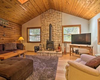 5 Mi to Hiking: Custom Cabin w/ Deck in Arnold! - Arnold - Sala de estar