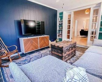 Belle Haven - High Speed internet, walk to town - Kilmarnock - Living room