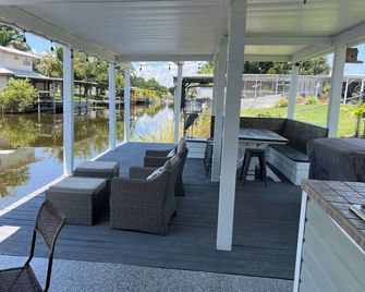 Ultimate Dock House w/Boat Parking - Okeechobee - Patio